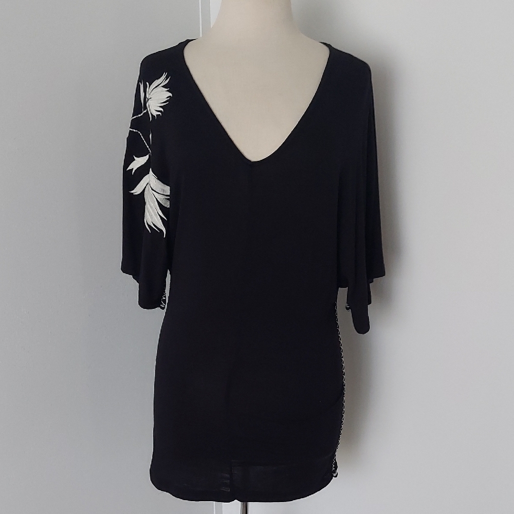 Monroe & Main Black Top with White Floral Accent
